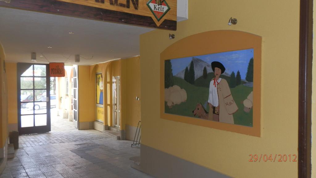 Penzion Marina Pri Slovenskej Restauracii Brezno Rum bild