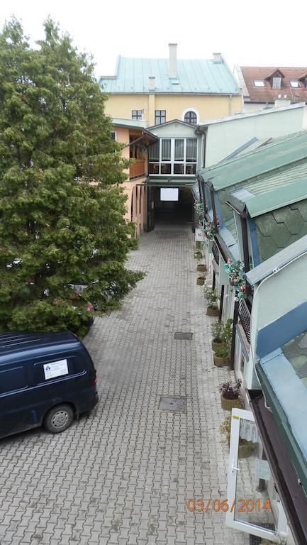 Penzion Marina Pri Slovenskej Restauracii Brezno Rum bild