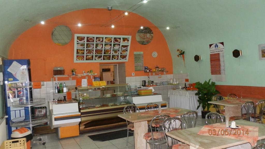 Penzion Marina Pri Slovenskej Restauracii Brezno Rum bild