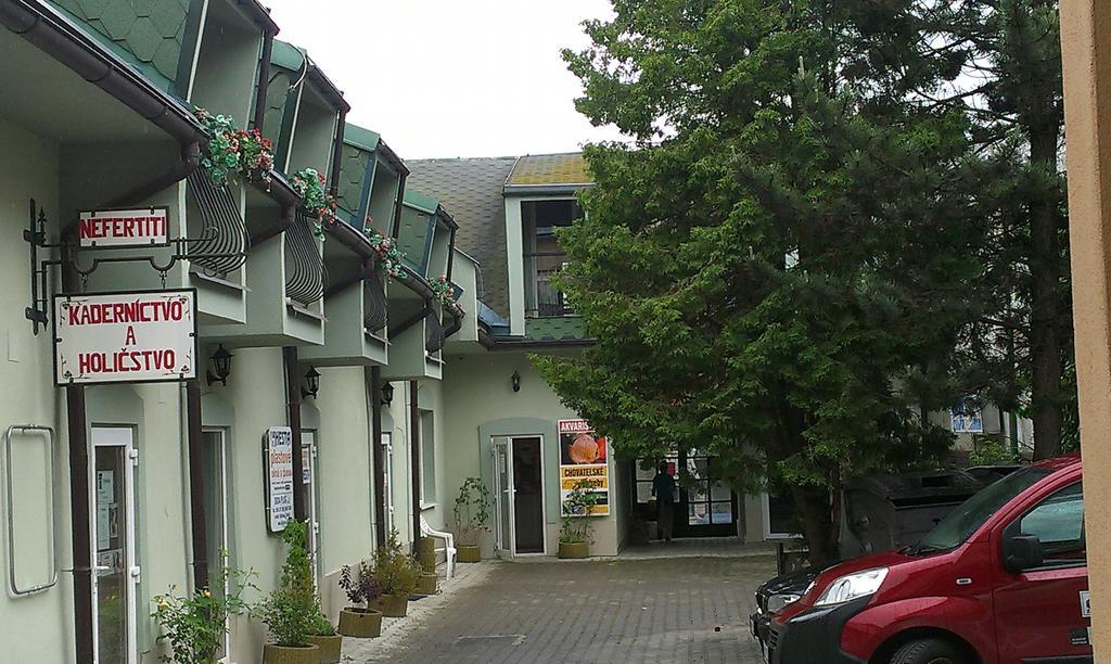 Penzion Marina Pri Slovenskej Restauracii Brezno Rum bild