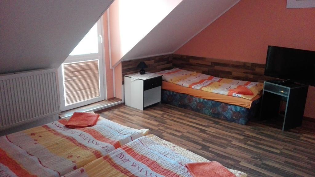 Penzion Marina Pri Slovenskej Restauracii Brezno Exteriör bild