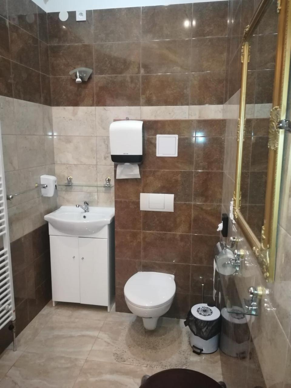 Penzion Marina Pri Slovenskej Restauracii Brezno Exteriör bild