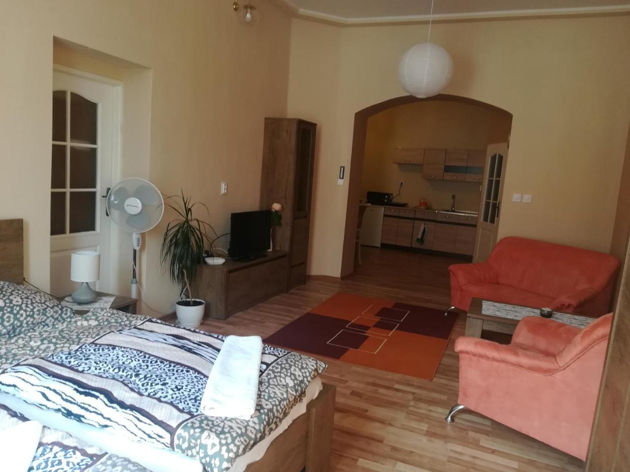 Penzion Marina Pri Slovenskej Restauracii Brezno Exteriör bild